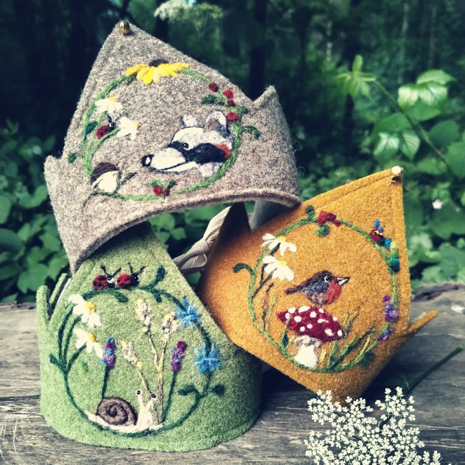 3 Filzkronen in grau, grün und orange mit unterschiedlichen Motiven